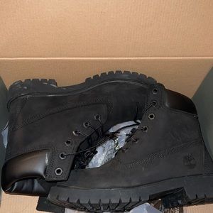 Black size 4 men/kids timberland. They have only been worn once.